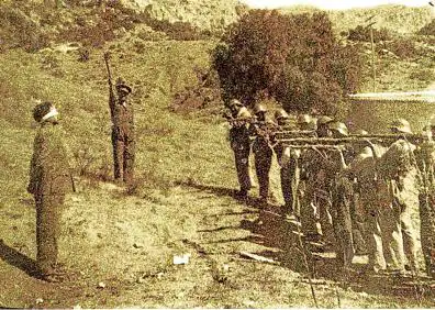 Imagen secundaria 1 - 1. Al inicio de la Guerra Civil, «manda la calle». | 2. Fusilamiento en Cartagena, en 1936. | 3. Juicio a un militar, por parte del Tribunal Popular de Cartagena, en 1936.