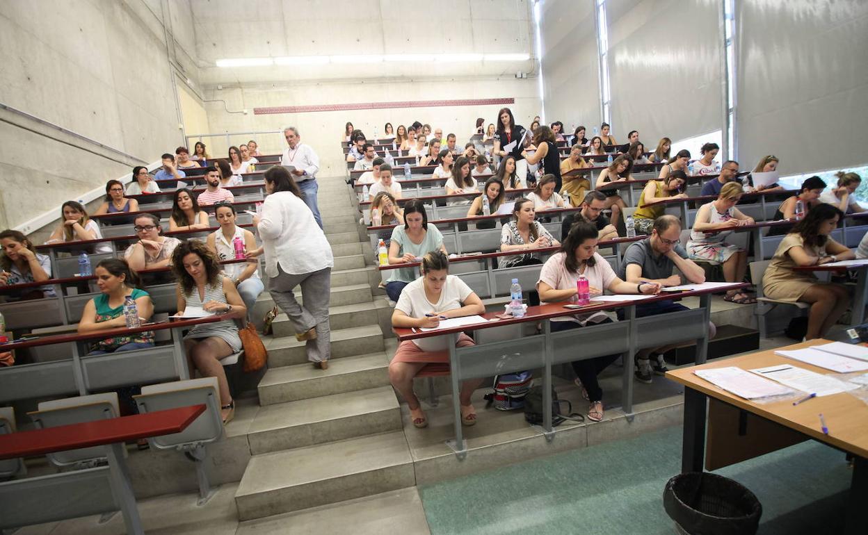 Opositores realizando un examen del SMS, en una foto de archivo.