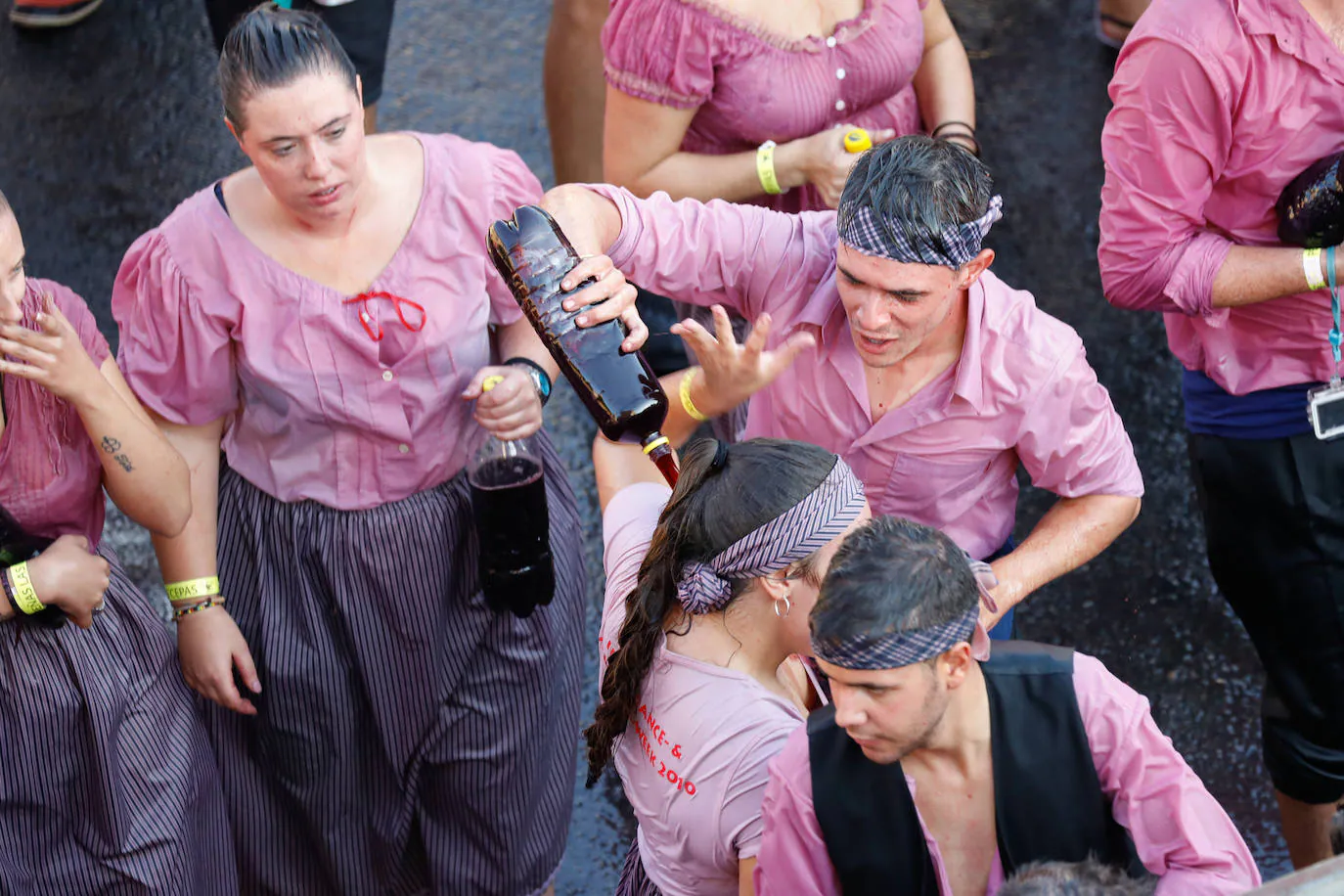 La Cabalgata del Vino de Jumilla vuelve a congregar a varios miles de visitantes por las calles de la localidad