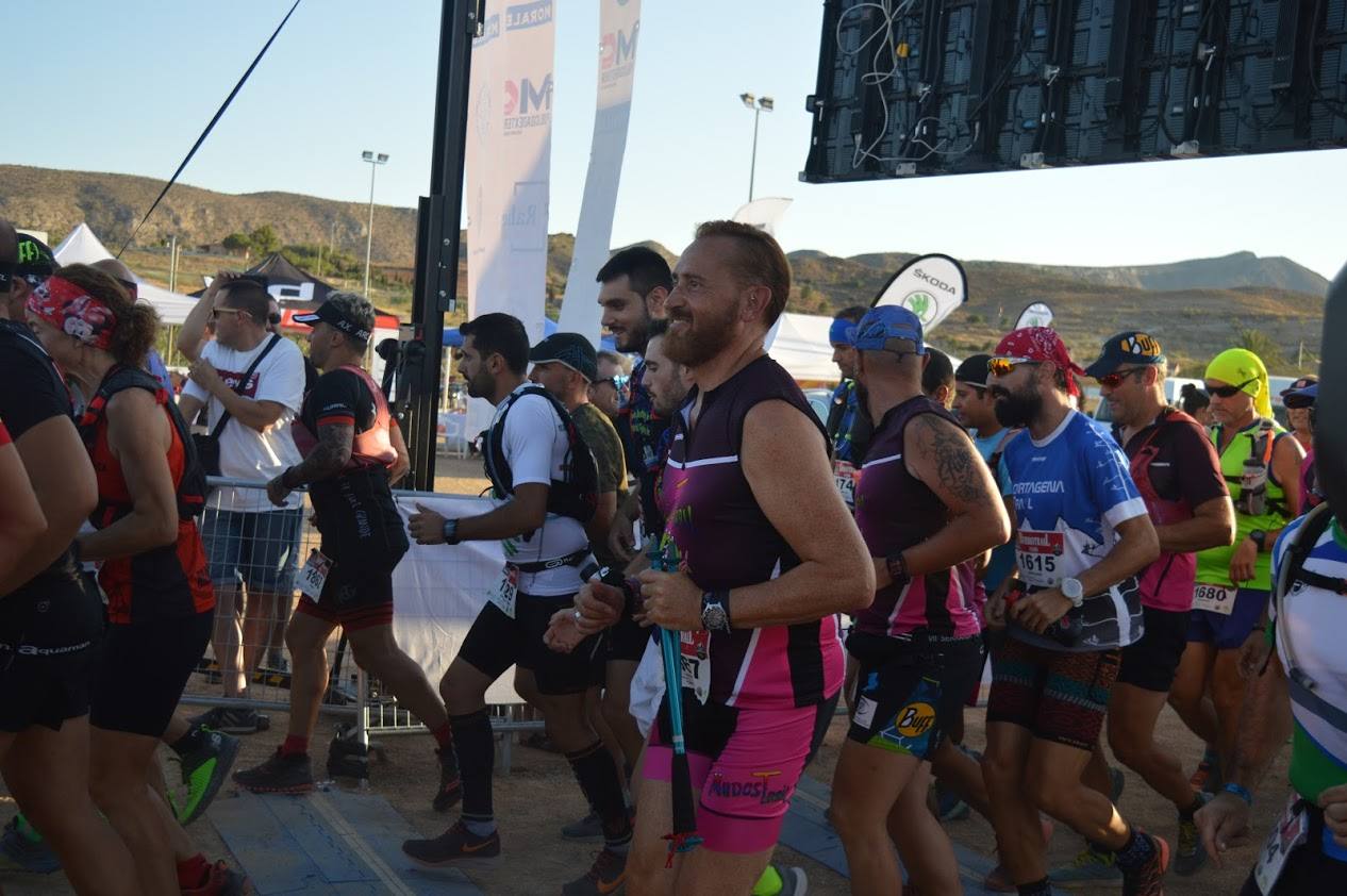 El atleta del Runtritón Cartagena completa los 17 kilómetros del recorrido en 1 hora y 24 minutos, por la marca de 1:35:04 de la vencedora femenina