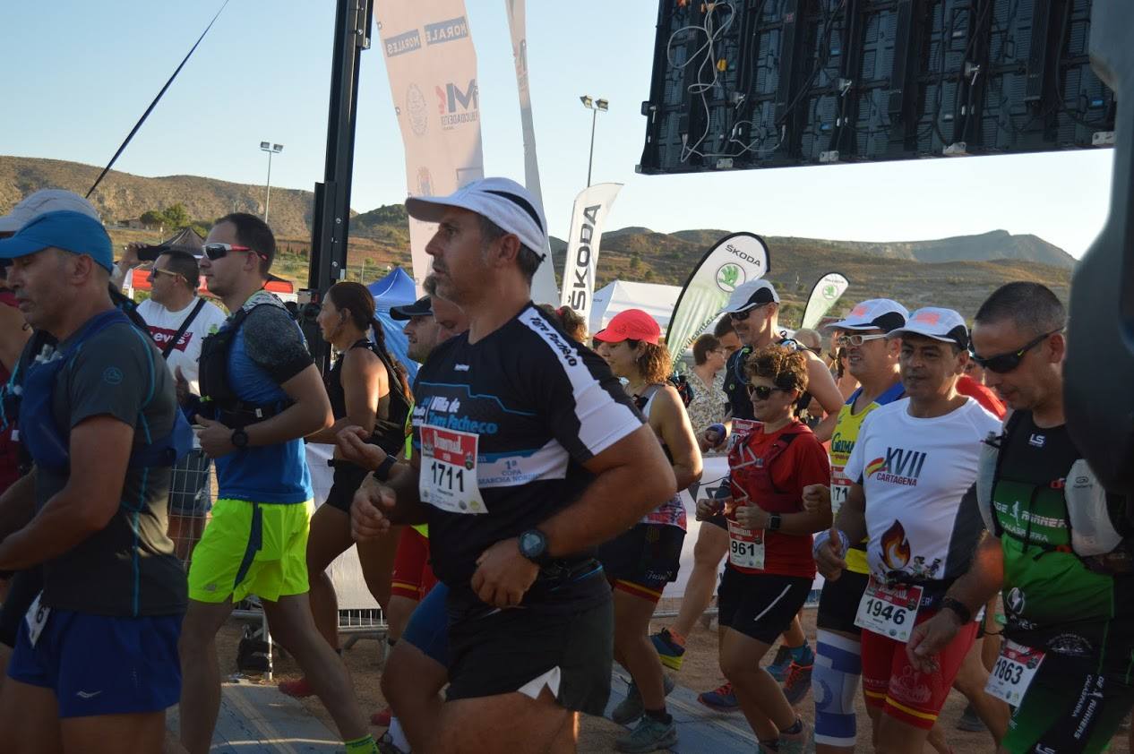 El atleta del Runtritón Cartagena completa los 17 kilómetros del recorrido en 1 hora y 24 minutos, por la marca de 1:35:04 de la vencedora femenina