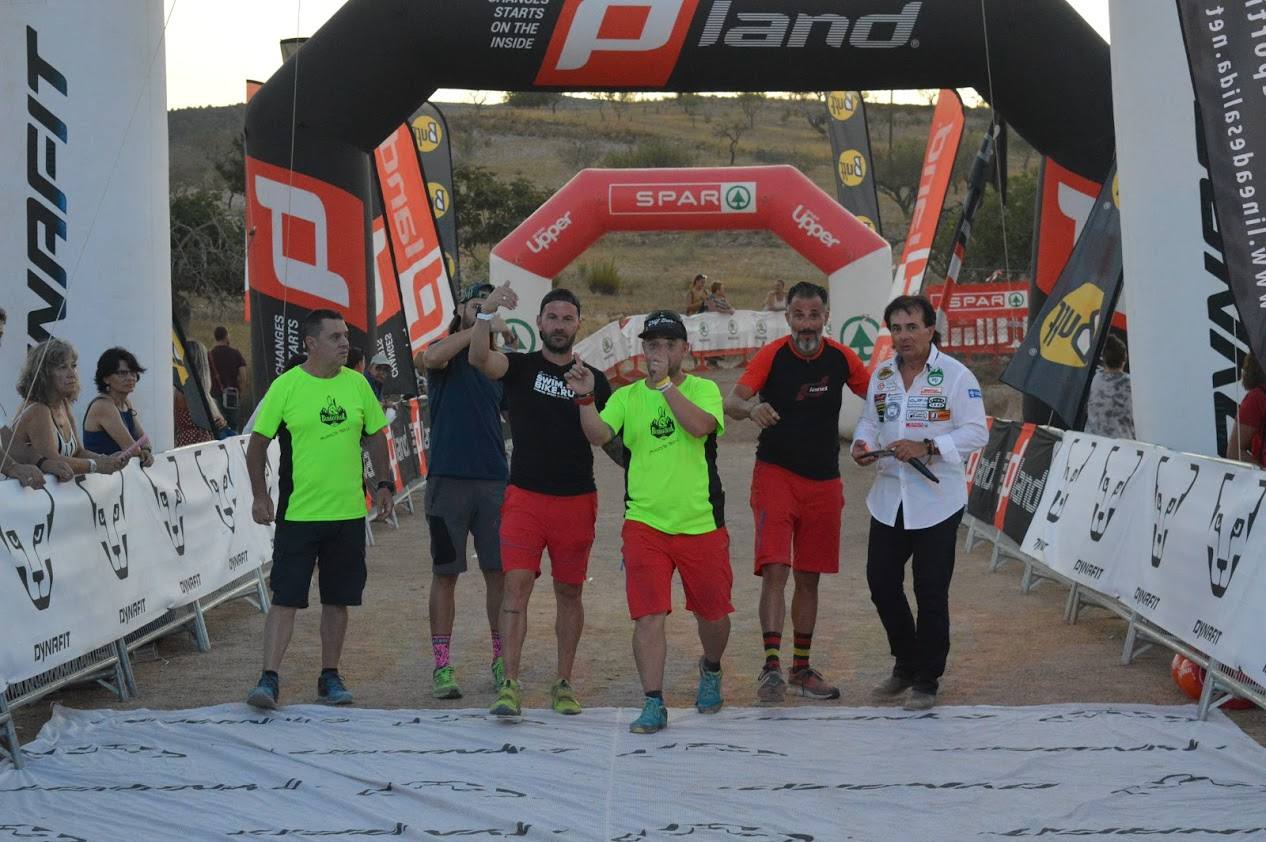 El atleta del Runtritón Cartagena completa los 17 kilómetros del recorrido en 1 hora y 24 minutos, por la marca de 1:35:04 de la vencedora femenina