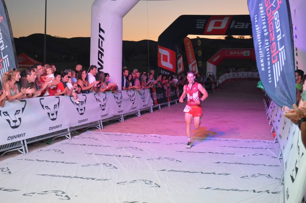 El atleta del Runtritón Cartagena completa los 17 kilómetros del recorrido en 1 hora y 24 minutos, por la marca de 1:35:04 de la vencedora femenina