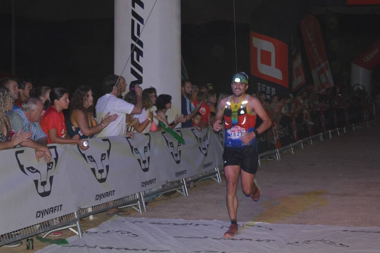 El atleta del Runtritón Cartagena completa los 17 kilómetros del recorrido en 1 hora y 24 minutos, por la marca de 1:35:04 de la vencedora femenina