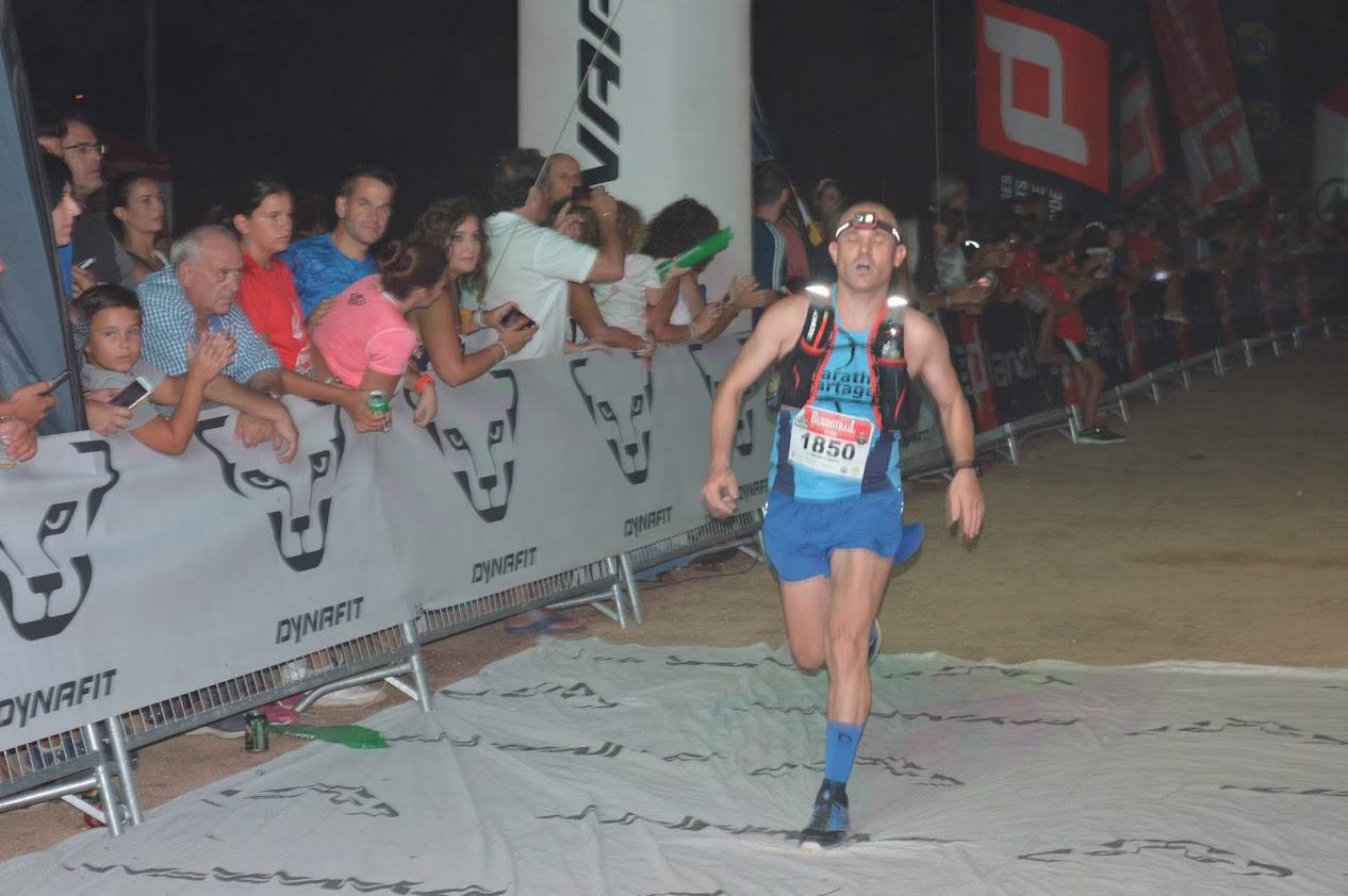 El atleta del Runtritón Cartagena completa los 17 kilómetros del recorrido en 1 hora y 24 minutos, por la marca de 1:35:04 de la vencedora femenina