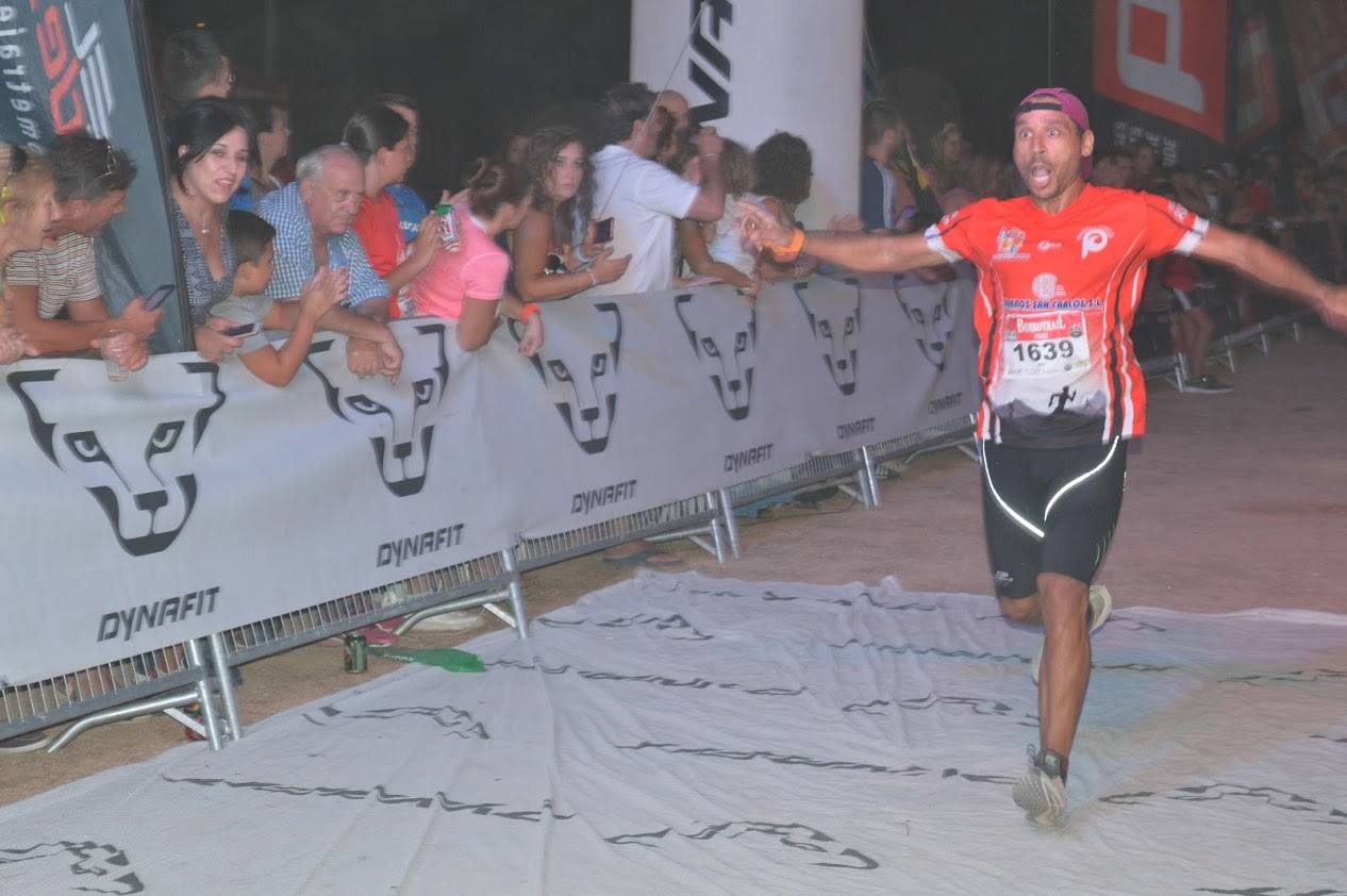 El atleta del Runtritón Cartagena completa los 17 kilómetros del recorrido en 1 hora y 24 minutos, por la marca de 1:35:04 de la vencedora femenina