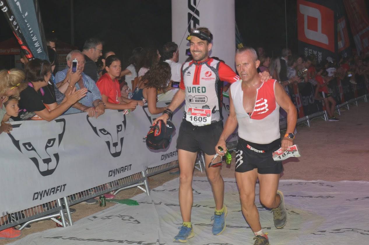 El atleta del Runtritón Cartagena completa los 17 kilómetros del recorrido en 1 hora y 24 minutos, por la marca de 1:35:04 de la vencedora femenina