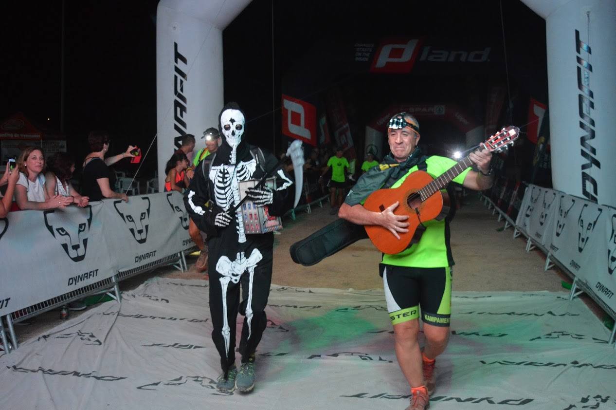 El atleta del Runtritón Cartagena completa los 17 kilómetros del recorrido en 1 hora y 24 minutos, por la marca de 1:35:04 de la vencedora femenina