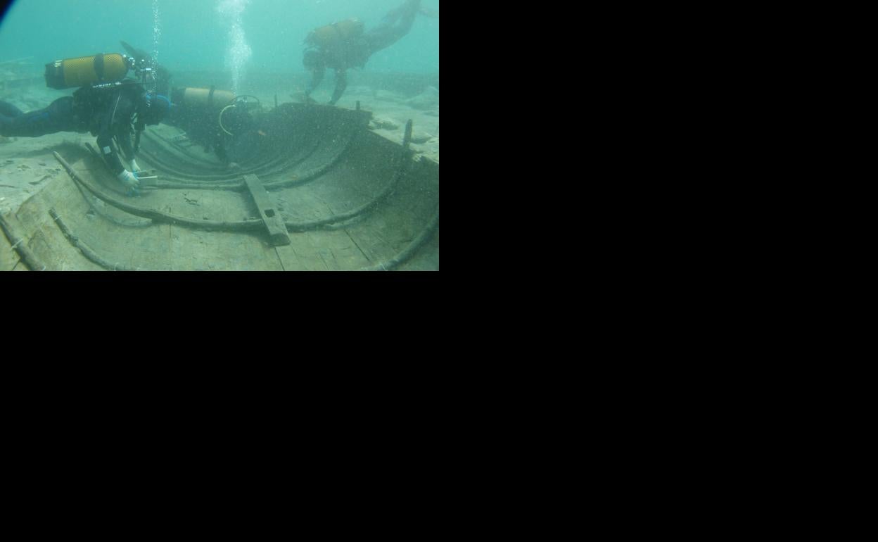 Buzos junto al casco de la nave fenicia de la playa de La Isla. 