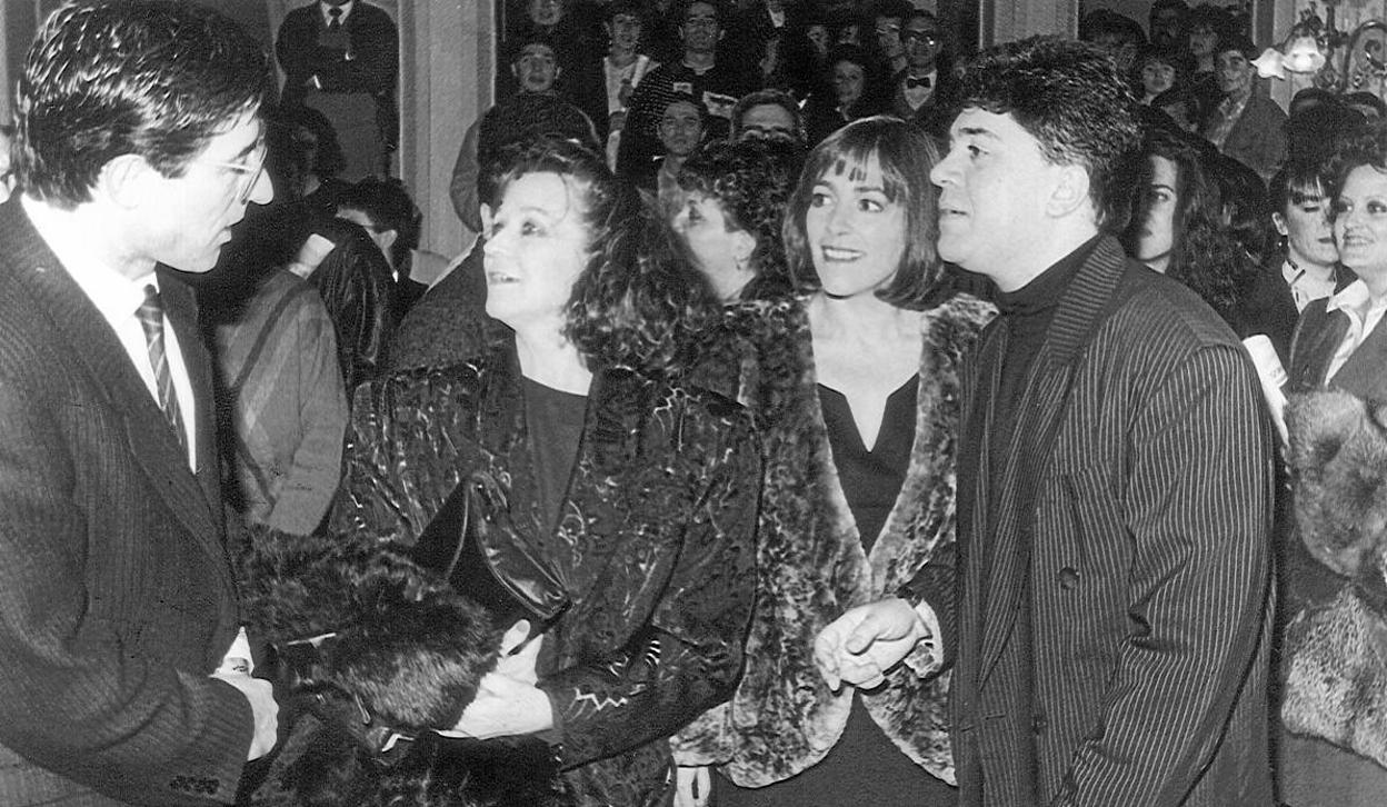 Pedro Almodóvar, con Carmen Maura y Julieta Serrano, en el estreno de 'Mujeres al borde de un ataque de nervios', en 1988. 
