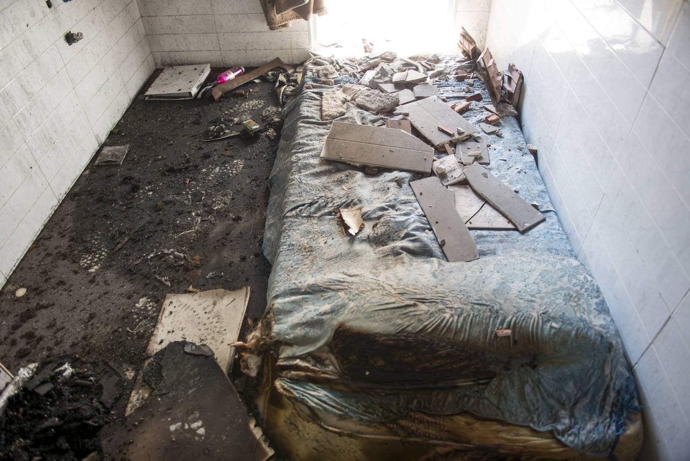 Dos jóvenes tuvieron que saltar por la ventana para escapar de los llamas. Los vecinos están cansados de las molestias que les generan las dos decenas de moradores del inmueble