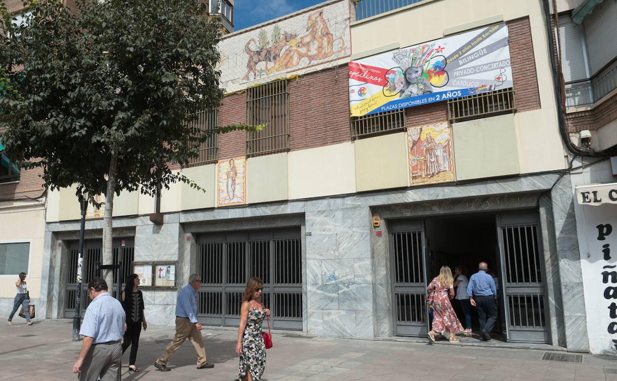 Entrada del colegio Capuchinos de Murcia, uno de los centros que mantienen concierto con la Consejería de Educación.