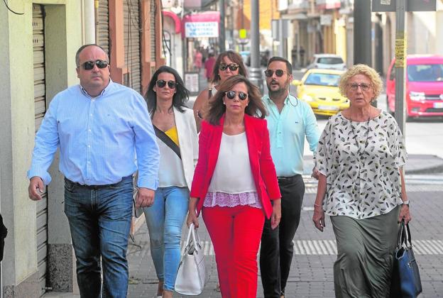 Ana Belén Castejón y los otros cinco concejales expulsados del PSOE, ayer de camino a la rueda de prensa en un hotel de Cartagena. 