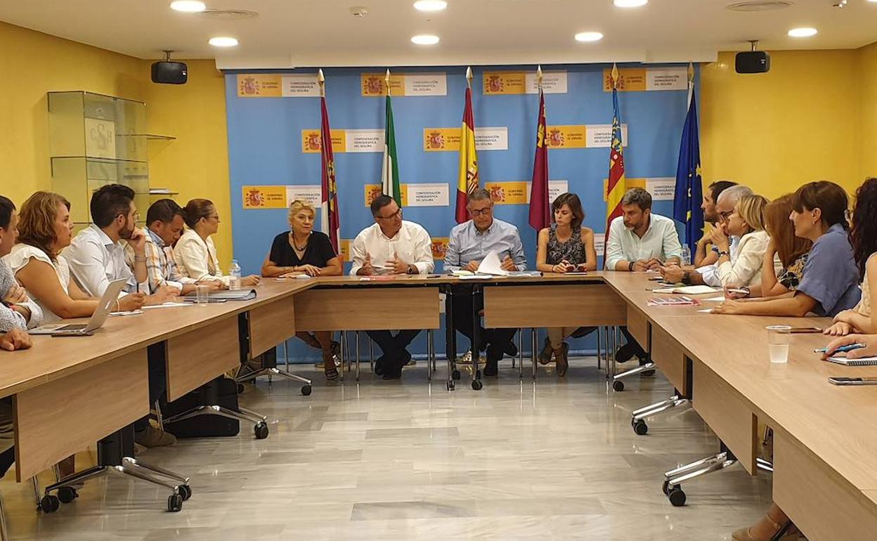 Diego Conesa y diputados del PSOE, en la reunión de este jueves con el presidente de la CHS, Mario Urrea.
