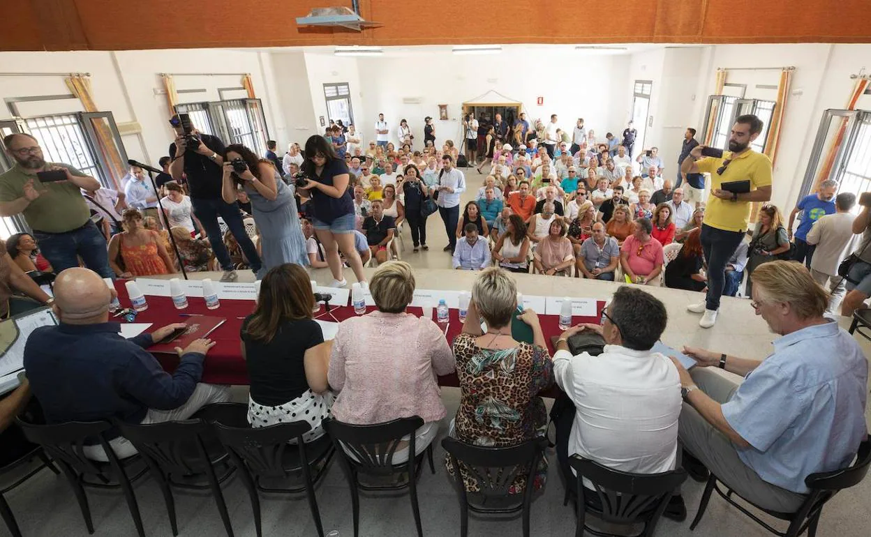 Reunión celebrada en el local social de Los Urrutias entre los vecinos del municipio y representantes del Gobierno local.