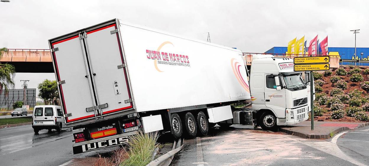 El camión que ayer se salió de la vía y cortó el tráfico en el carril de acceso al centro comercial Thader, en Murcia. 