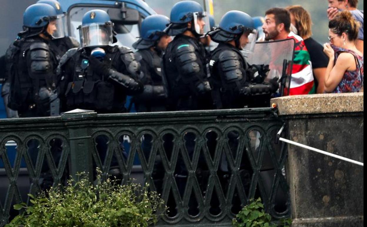 La policía francesa disuelve una manifestación no autorizada de la Contracumbre del G7 en la localidad francesa de Bayona.