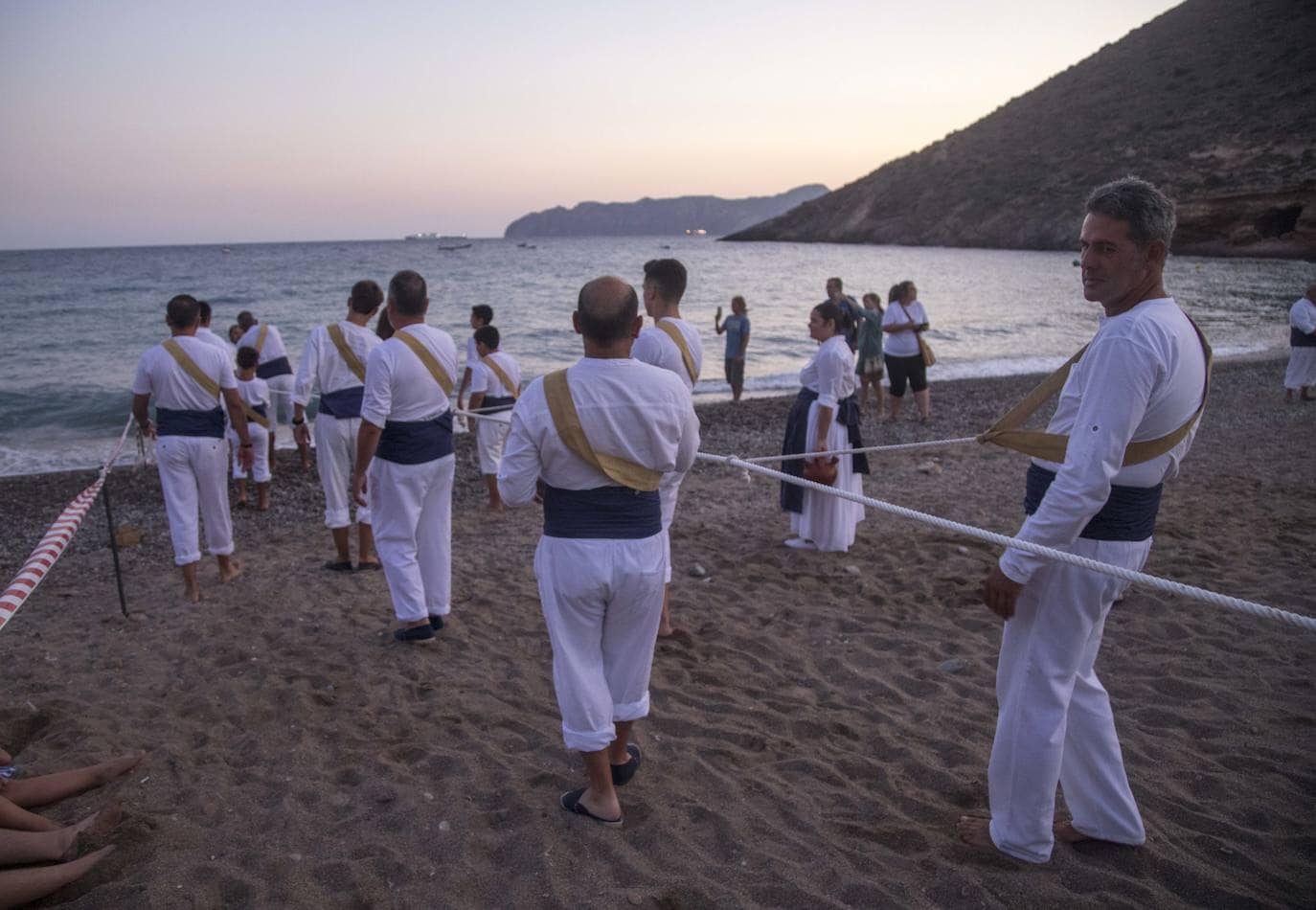 La playa de El Portús acogió el sábado una jornada marinera, que incluyó la recreación de la cala y recogida de la jábega