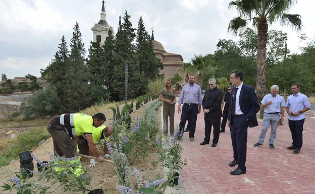 El concejal José Guillén explica la zona del mirador de la Fuensanta al alcalde de Murcia, José Ballesta, y al obispo Lorca Planes, este lunes.