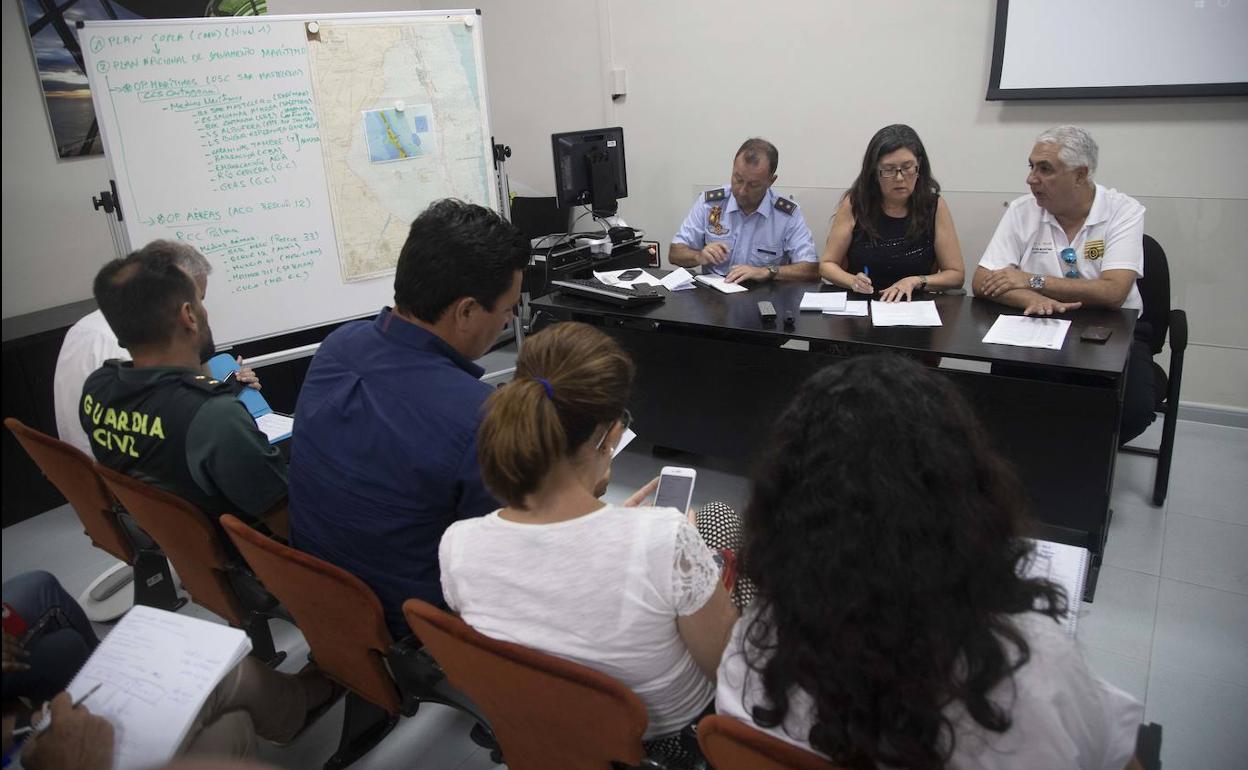 Reunión vespertina de coordinación, con José María Alonso a la izquierda en la mesa y Óscar Villar, a la derecha.