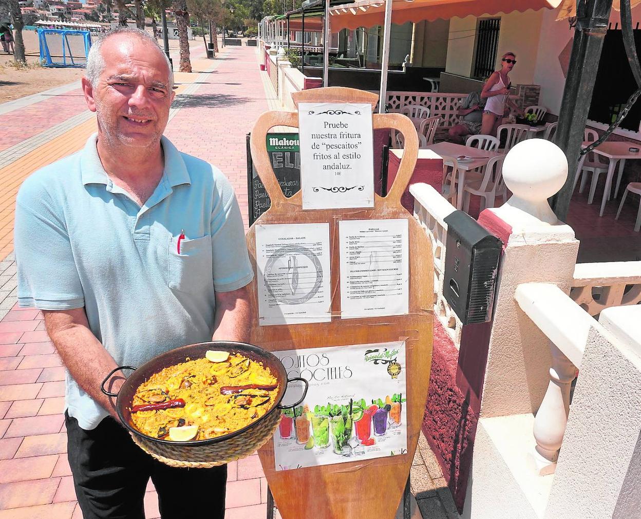 Enrique Porras, con una de las paellas que sirve en su restaurante de Bolnuevo, en Mazarrón. 