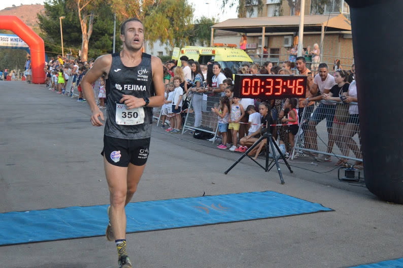 El atleta del Alumbres Sport gana con un tiempo de 31:23 minutos en los 8,5 kilómetros, por los 36:00 para la corredora del Mobel Automenor Running Team