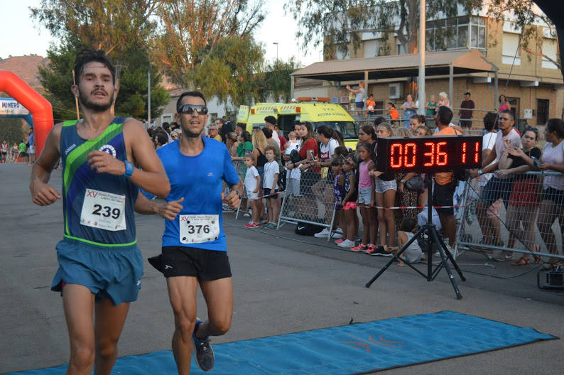 El atleta del Alumbres Sport gana con un tiempo de 31:23 minutos en los 8,5 kilómetros, por los 36:00 para la corredora del Mobel Automenor Running Team