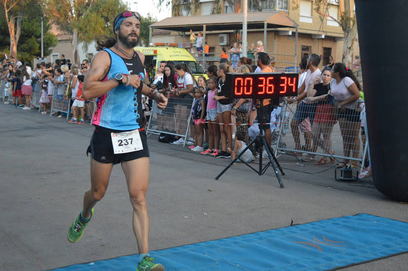 El atleta del Alumbres Sport gana con un tiempo de 31:23 minutos en los 8,5 kilómetros, por los 36:00 para la corredora del Mobel Automenor Running Team