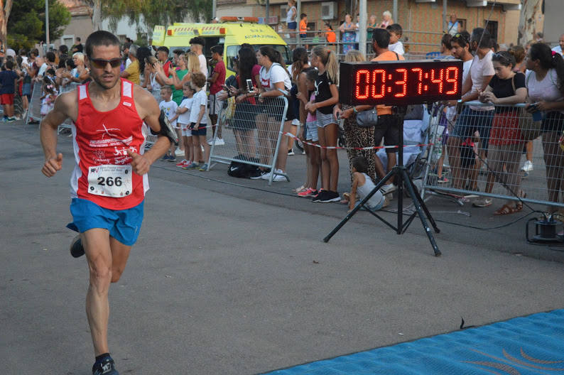 El atleta del Alumbres Sport gana con un tiempo de 31:23 minutos en los 8,5 kilómetros, por los 36:00 para la corredora del Mobel Automenor Running Team