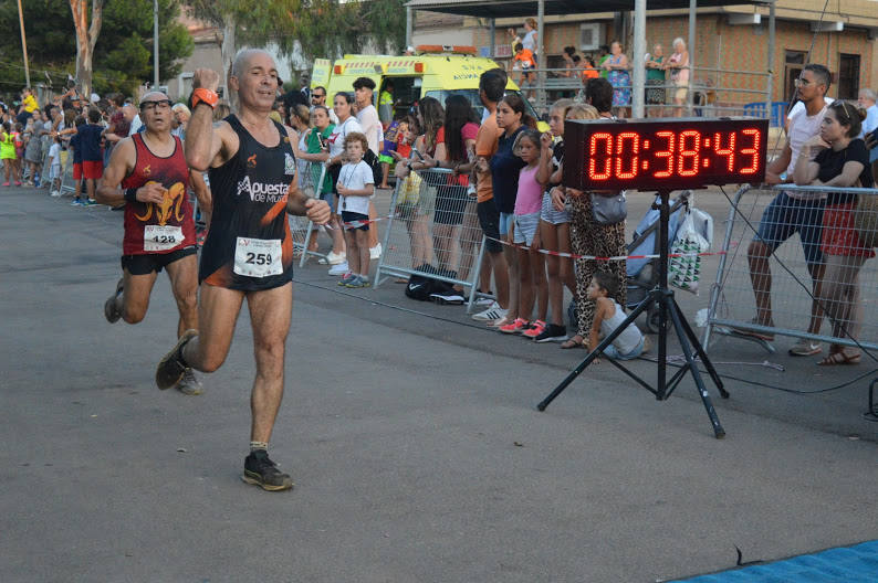 El atleta del Alumbres Sport gana con un tiempo de 31:23 minutos en los 8,5 kilómetros, por los 36:00 para la corredora del Mobel Automenor Running Team