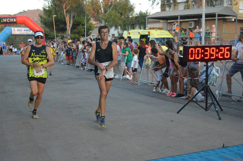 El atleta del Alumbres Sport gana con un tiempo de 31:23 minutos en los 8,5 kilómetros, por los 36:00 para la corredora del Mobel Automenor Running Team