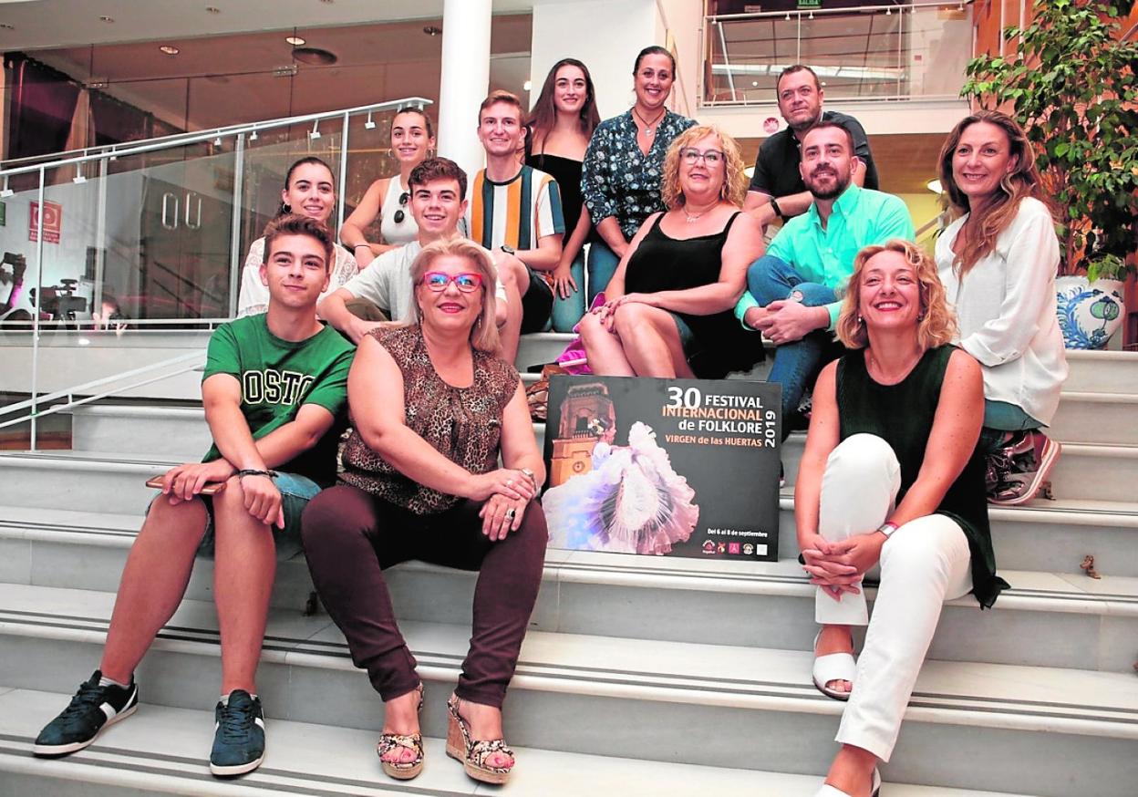 Los organizadores del certamen y la edil de Cultura (d), ayer tras la presentación. 