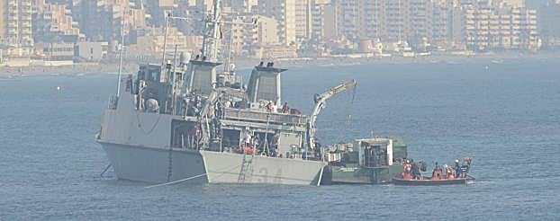 El 'Turia' quedó encallado cerca de la orilla en las labores de rescate del reactor C-101. Los cazaminas 'Tambre' y 'Sella' acudieron en su auxilio junto a un buque de Salvamento Marítimo. 