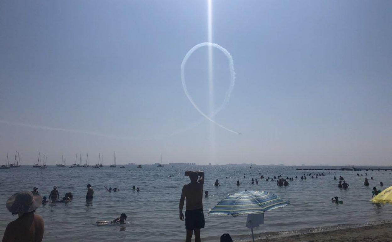 El crespón sobre el cielo de La Manga.