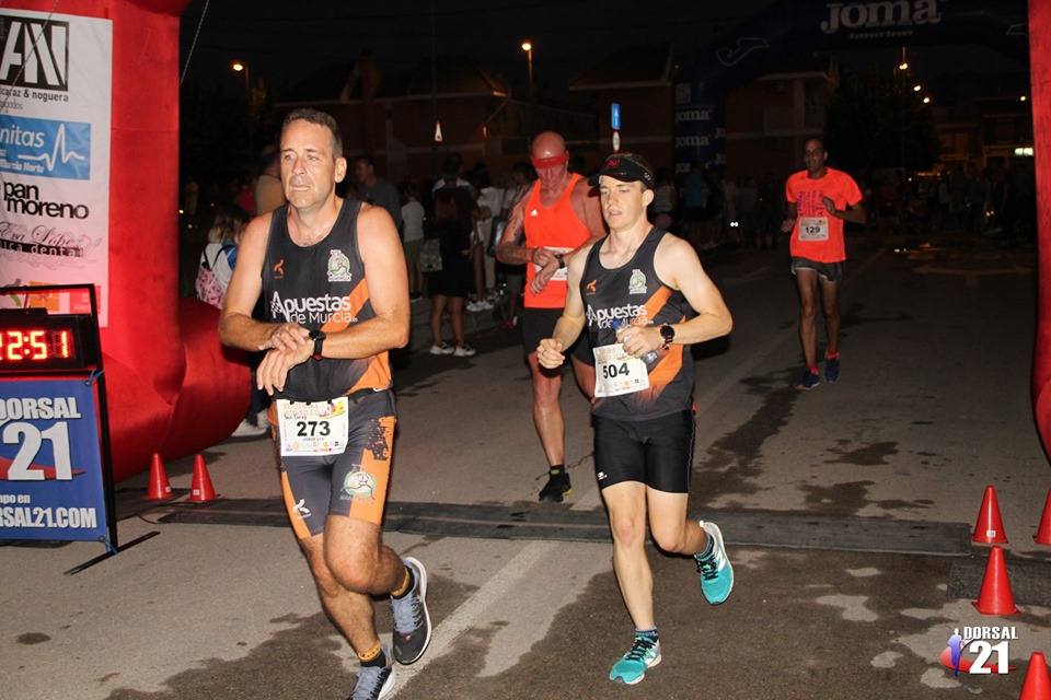 El atleta de la AD LLano de Brujas completa los cinco kilómetros en 14:59 minutos, por los 19:11 de la corredora del Bathco Running Team 