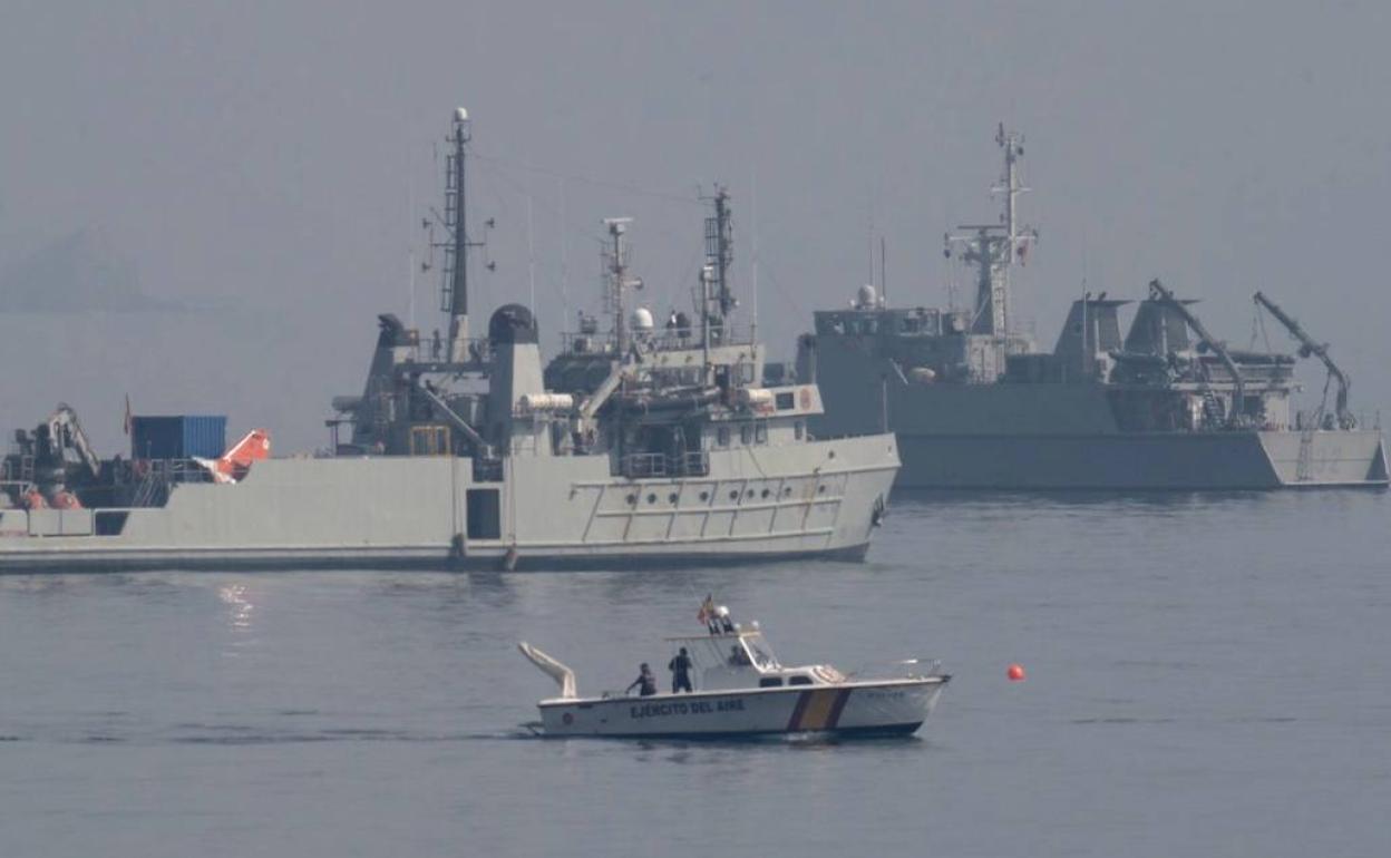 La cola, a bordo de uno de los barcos de la Armada que trabaja en la zona del accidente.