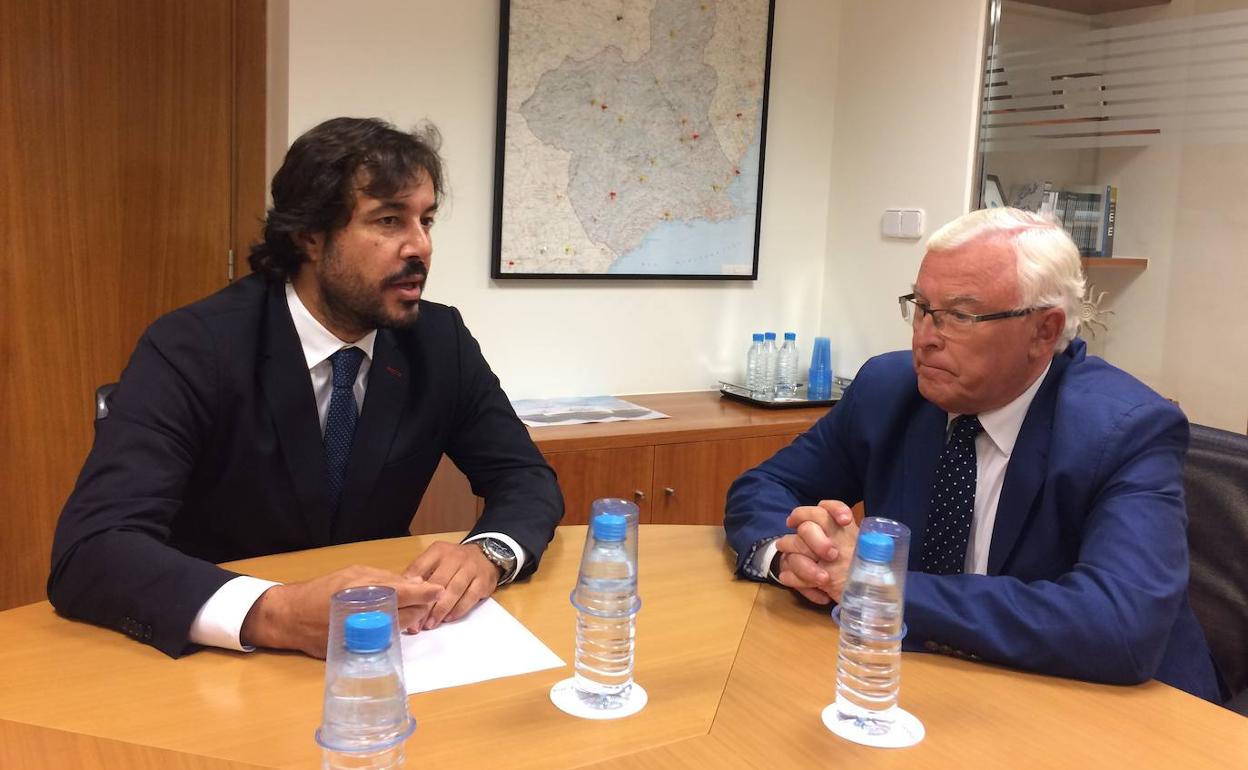 El consejero Miguel Motas y José Antonio Cobacho durante la reunión.