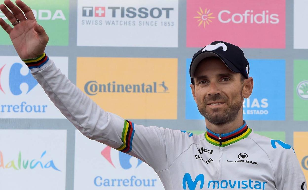 Alejandro Valverde celebrando la victoria en el podio.