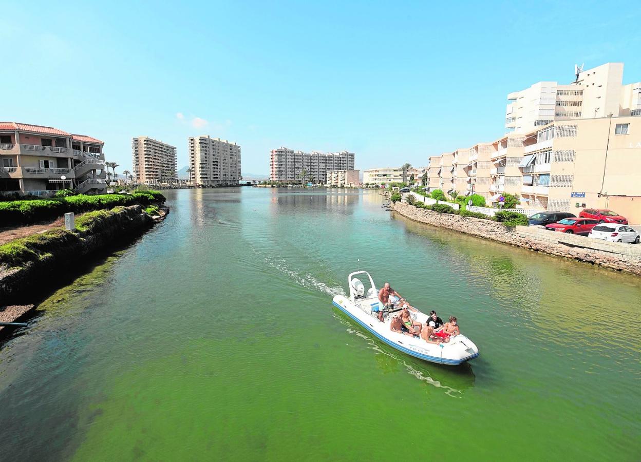 Una lancha atraviesa el canal de Marchamalo, en La Manga, ayer a mediodía. 