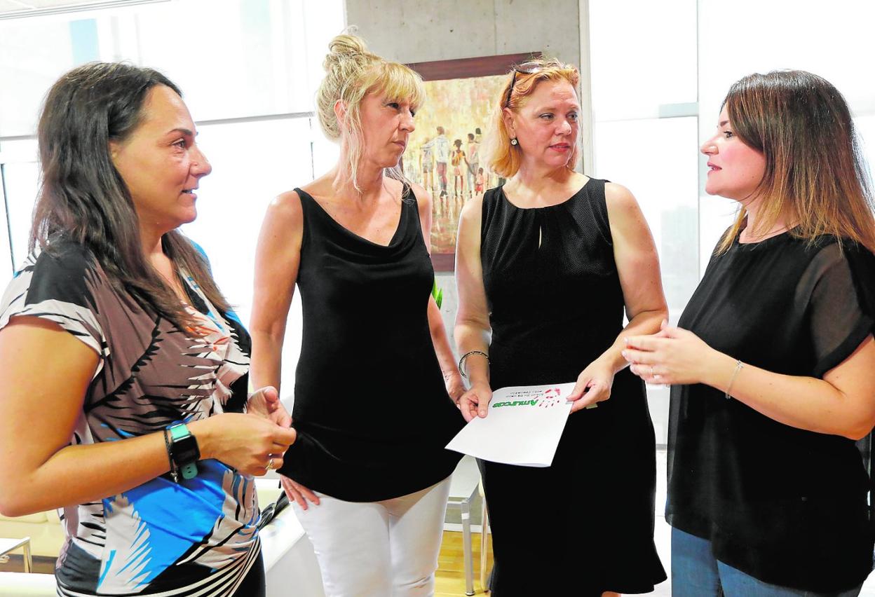 Nuria Carbonell, Eva María Molina y Celia Martínez, de Amurcae, ayer con la consejera de Educación, Esperanza Moreno. 