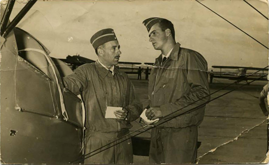 Imagen principal - Arriba. El Rey Juan Carlos junto a su profesor de vuelo Miguel Prieto:: Tomás // Izquierda. El Rey Felipe VI en 1988. :: Tomás // Derecha. El instructor José Martínez Jorquera (1955). 