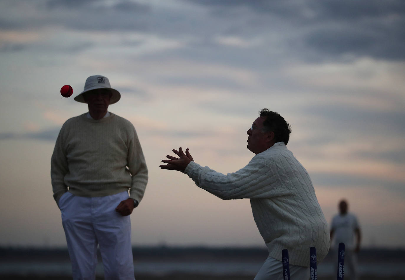 Cada año, en los 'Brambles sandback', se juega un partido de cricket sobre la arena que queda ante la subida de las mareas