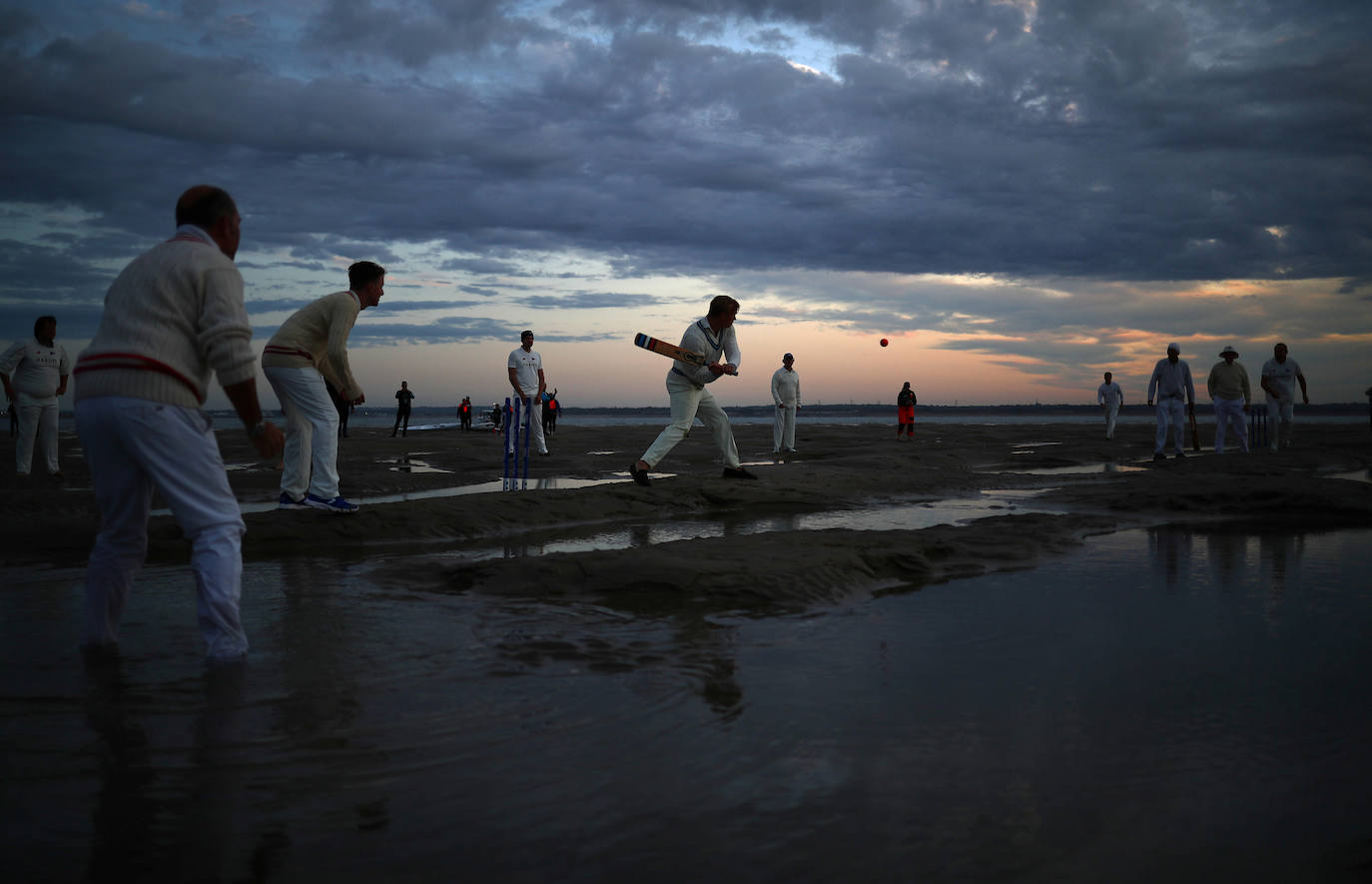 Cada año, en los 'Brambles sandback', se juega un partido de cricket sobre la arena que queda ante la subida de las mareas