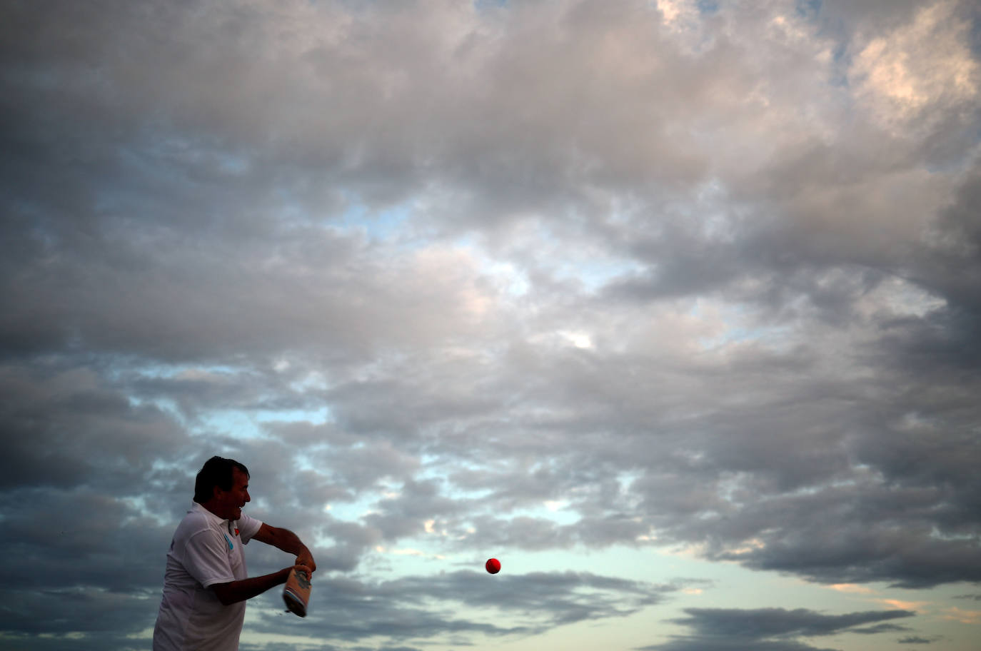 Cada año, en los 'Brambles sandback', se juega un partido de cricket sobre la arena que queda ante la subida de las mareas