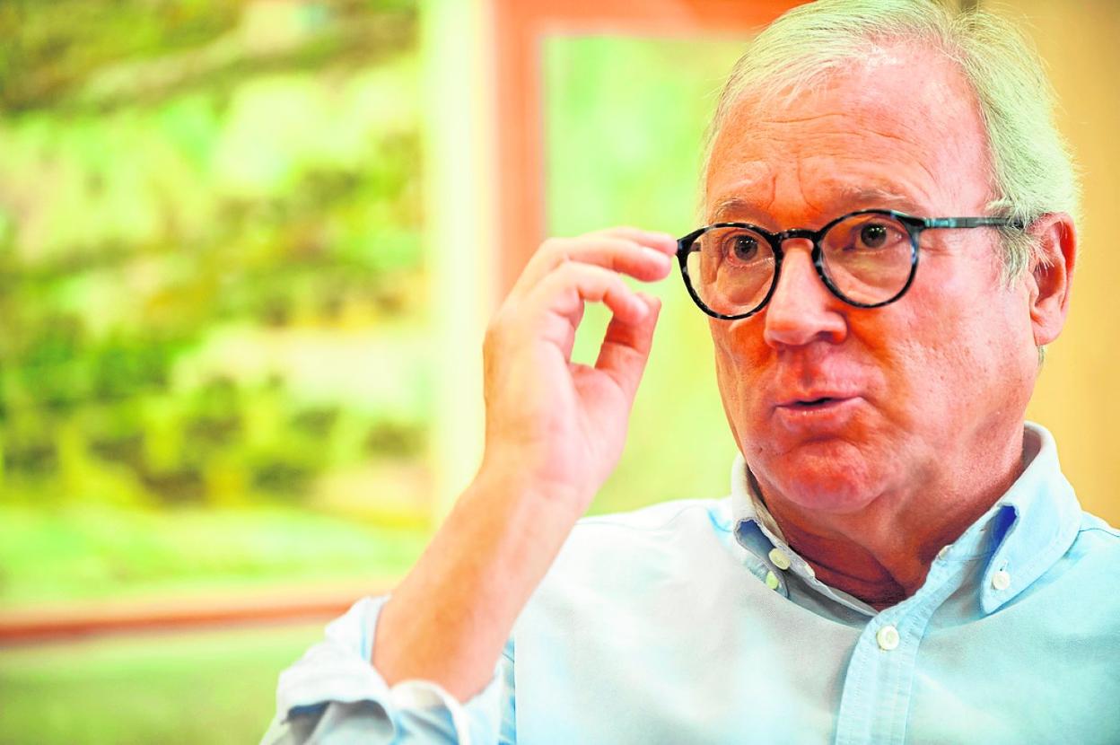 Ramón Luis Valcárcel se ajusta las gafas durante la entrevista en 'La Verdad'. 