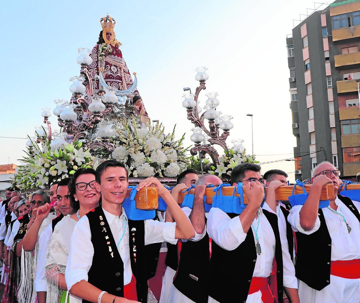 Fieles ataviados con el traje huertano portan a hombros la imagen de la Patrona, ayer. 