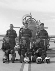 Imagen secundaria 2 - Arriba. Pilotos de la AGA durante una comida de hermandad. :: AYTO. SAN JAVIER // Izquierda. Hangares de la Academia General del Aire (1950). :: AYTO. SAN JAVIER // Derecha. Equipo de la Patrulla Águila en 1985 :: AGA