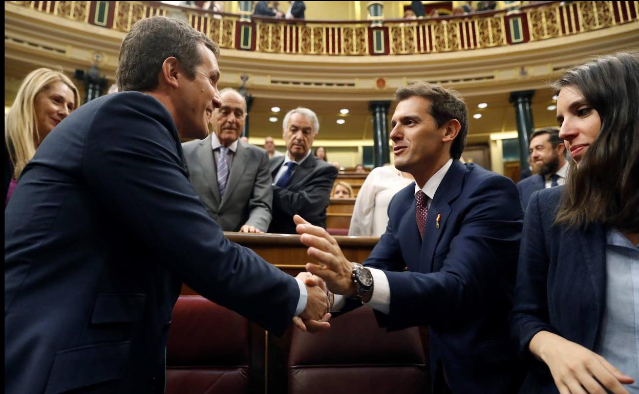 Los líderes del PP y Ciudadanos se saludan en un pleno del Congreso tras las elecciones generales del 28 de abril.