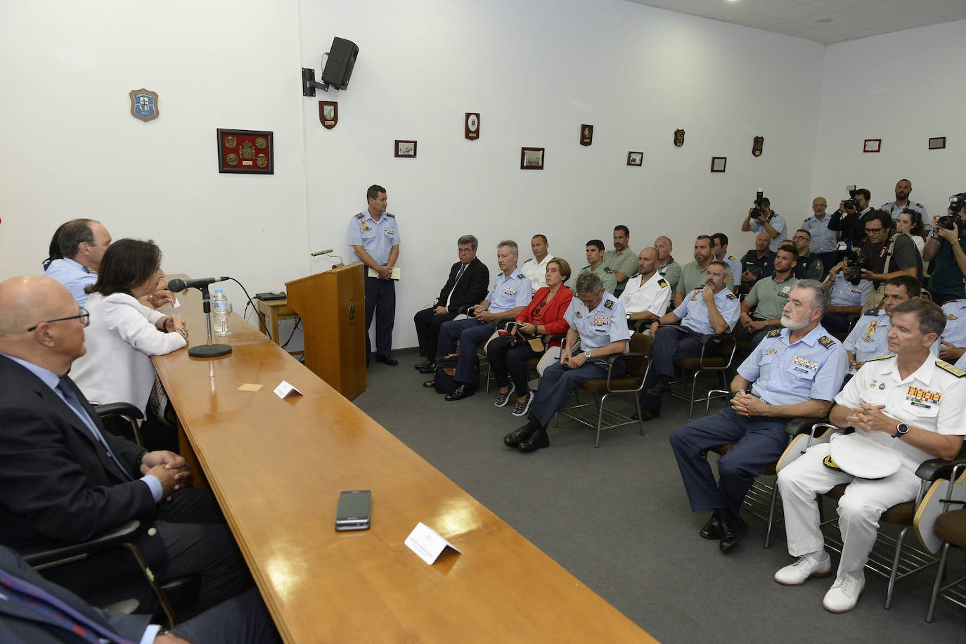La ministra de Defensa visita la AGA en San Javier «para dar apoyo y mostrar la solidaridad del Gobierno a los compañeros y familiares» del piloto fallecido la semana pasada