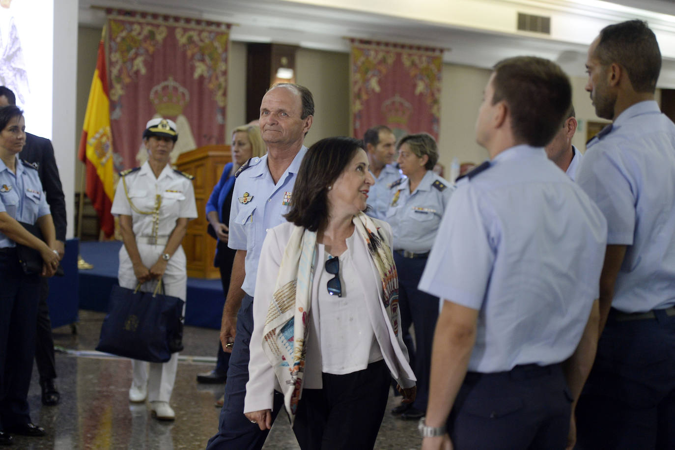 La ministra de Defensa visita la AGA en San Javier «para dar apoyo y mostrar la solidaridad del Gobierno a los compañeros y familiares» del piloto fallecido la semana pasada